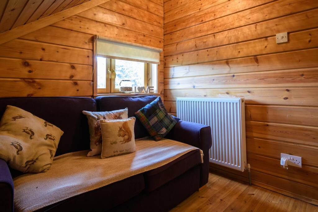 Red Squirrel Log Cabin With Hot Tub Keith Exterior foto