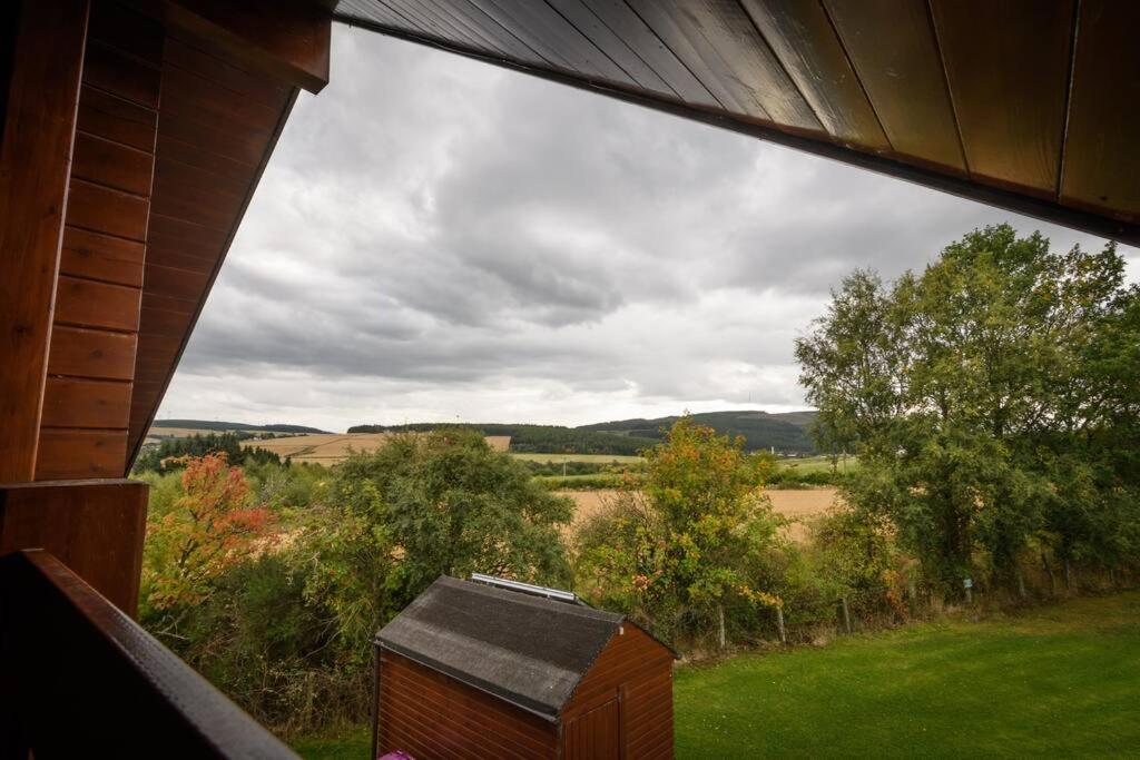 Red Squirrel Log Cabin With Hot Tub Keith Exterior foto